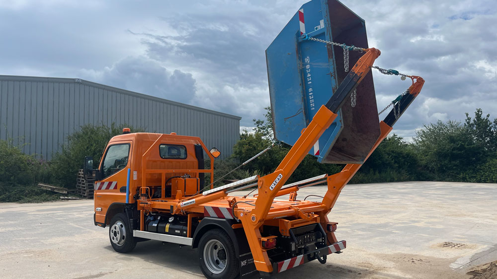 Mit 4,58 Metern Länge eignet sich der kurze Wendekreis des Fuso Canter 6S15 ideal für das Containerhandling.