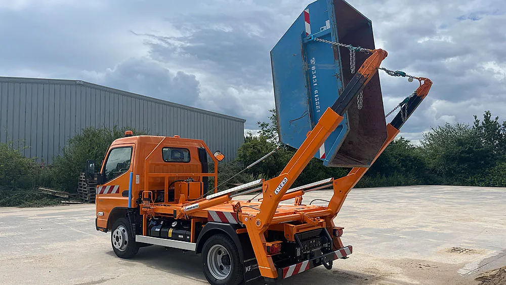 Mit 4,58 Metern Länge eignet sich der kurze Wendekreis des Fuso Canter 6S15 ideal für das Containerhandling.